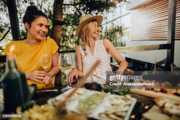sommer-dinner-party mit freunden - greek food stock-fotos und bilder