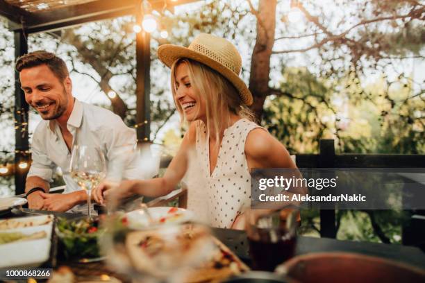 summer dinner party - couple celebrating imagens e fotografias de stock