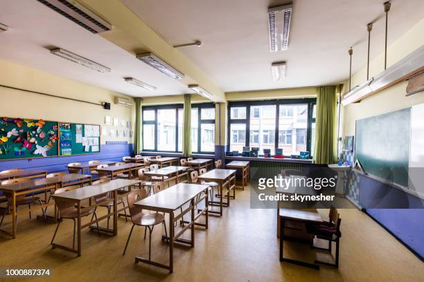 empty classroom at elementary school! - elementary school building stock pictures, royalty-free photos & images