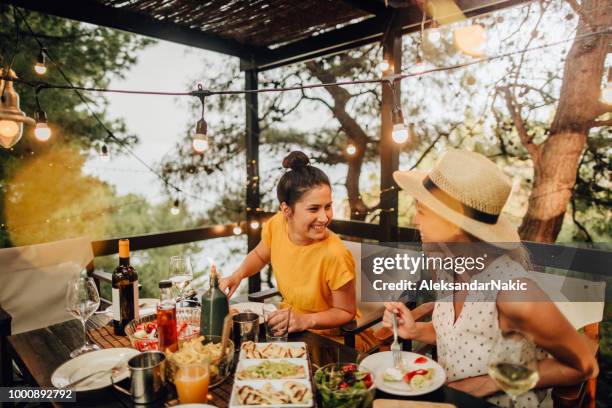 sommer-dinner-party - balkon essen stock-fotos und bilder