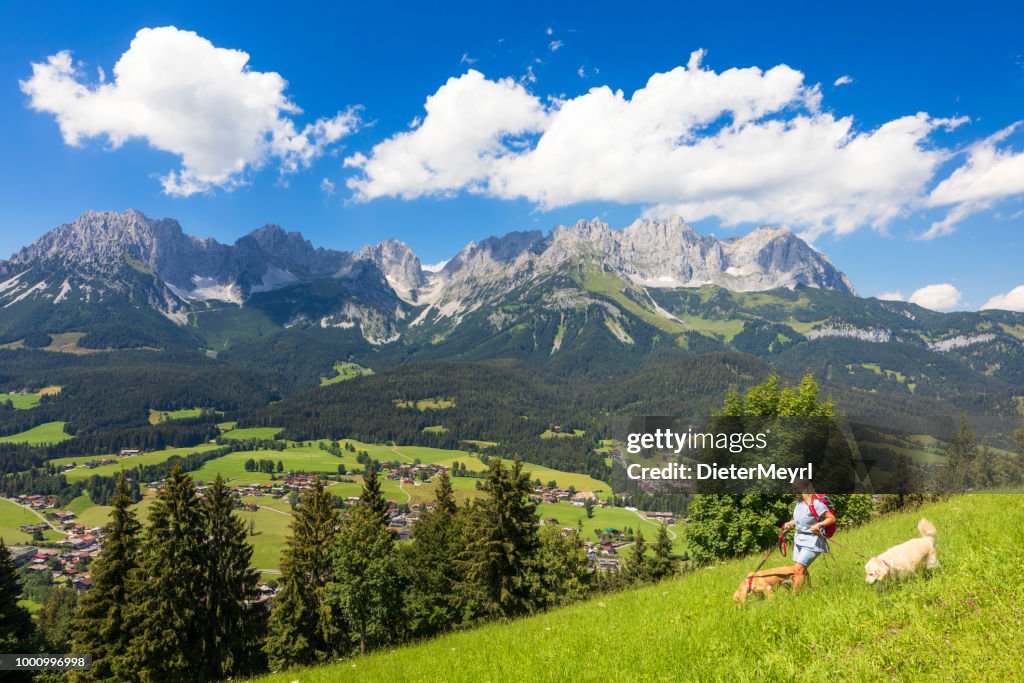 Frau zu Fuß mit ihrem Hund im Kaisergebirge