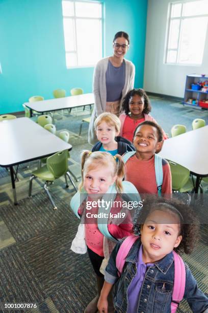 niños en edad preescolar alineados en aula con profesor - niño de edad preescolar fotografías e imágenes de stock