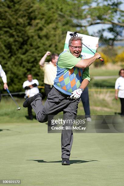 Ron Jaworski makes the winning putt to win the 2010 Ron Jaworski's Celebrity Shoot-Out at Atlantic City Country Club May 16, 2010 in Northfield, New...