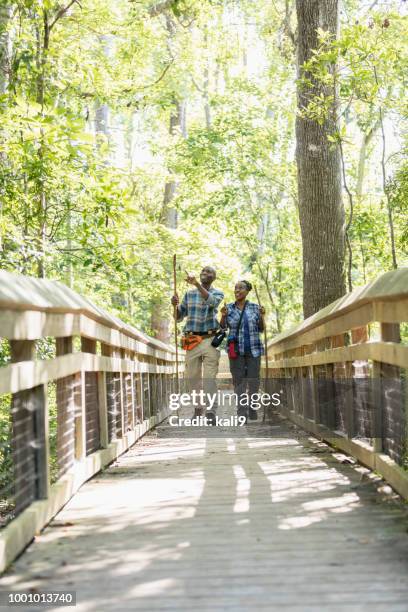 afro-amerikanische senior paar wandern, am steg - florida bridge stock-fotos und bilder