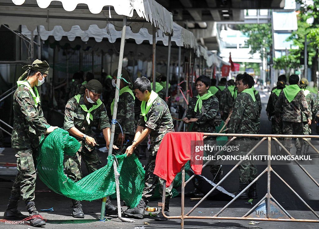 Thai soldiers clear debris on anti-gover