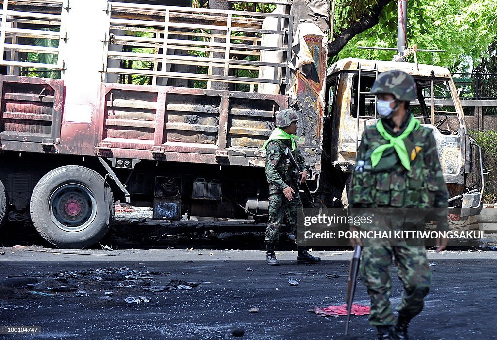 Thai soldiers stand guard during clear d