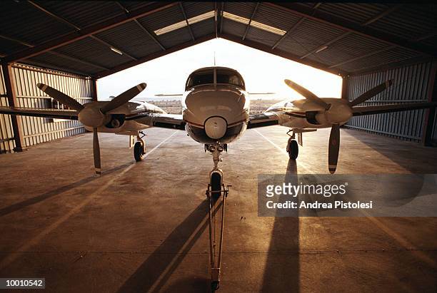 mail run with royal flying doctor in australia - airplane hangar stock-fotos und bilder