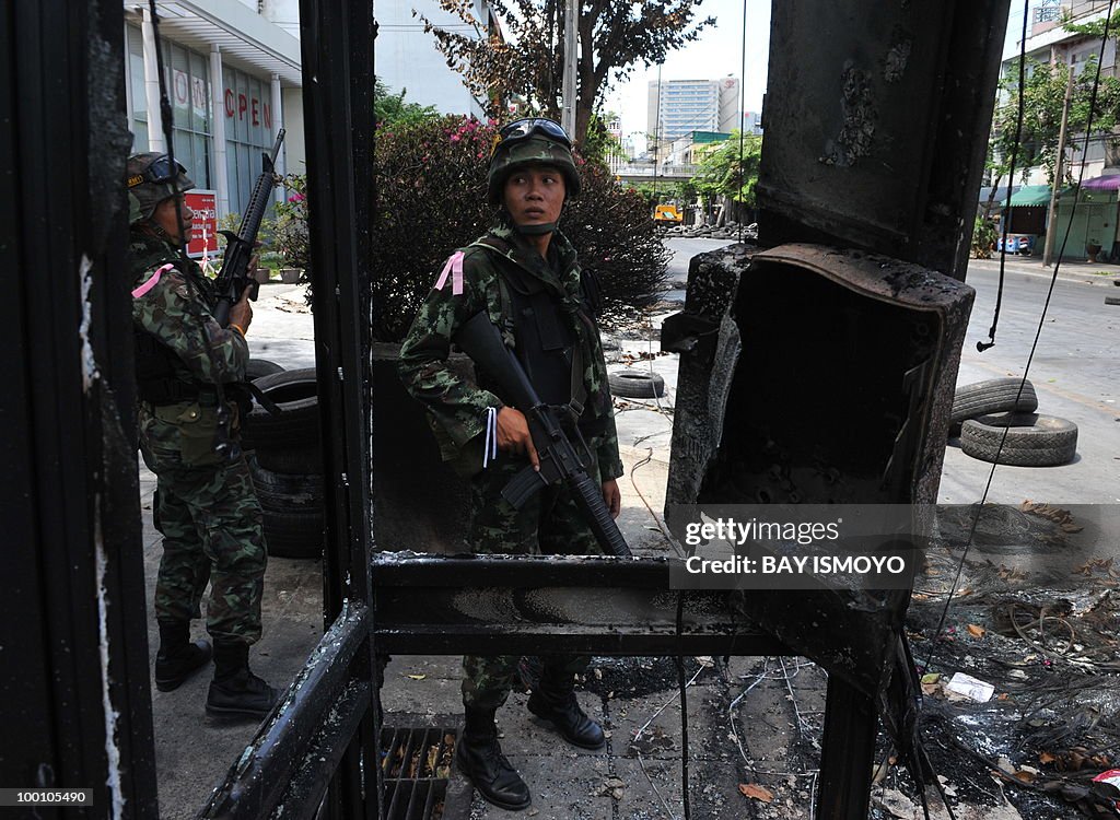 Thai army soldiers secure Din Daeng down