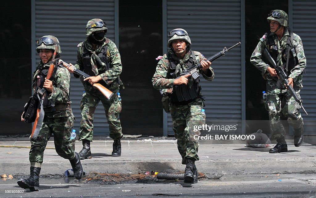 Thai army soldiers secure Din Daeng in d