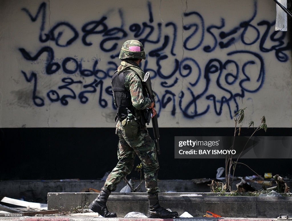 Thai army soldiers arrive and secure Din