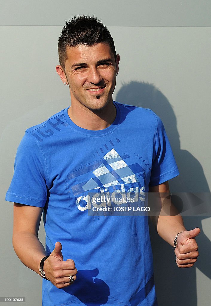 Barcelona's new signing David Villa pose