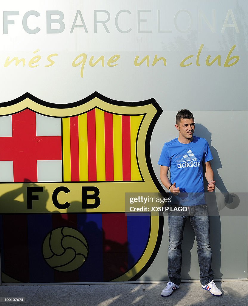 Barcelona's new signing David Villa pose