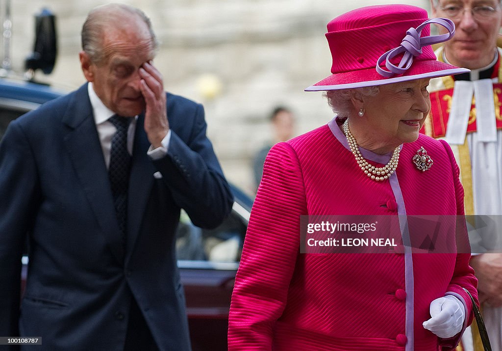 Britiain's Queen Elizabeth (R), and her