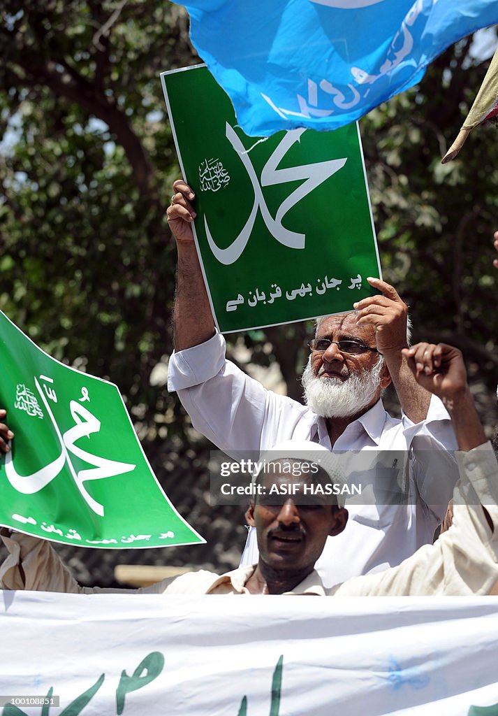 Pakistani Islamists hold up placards dur