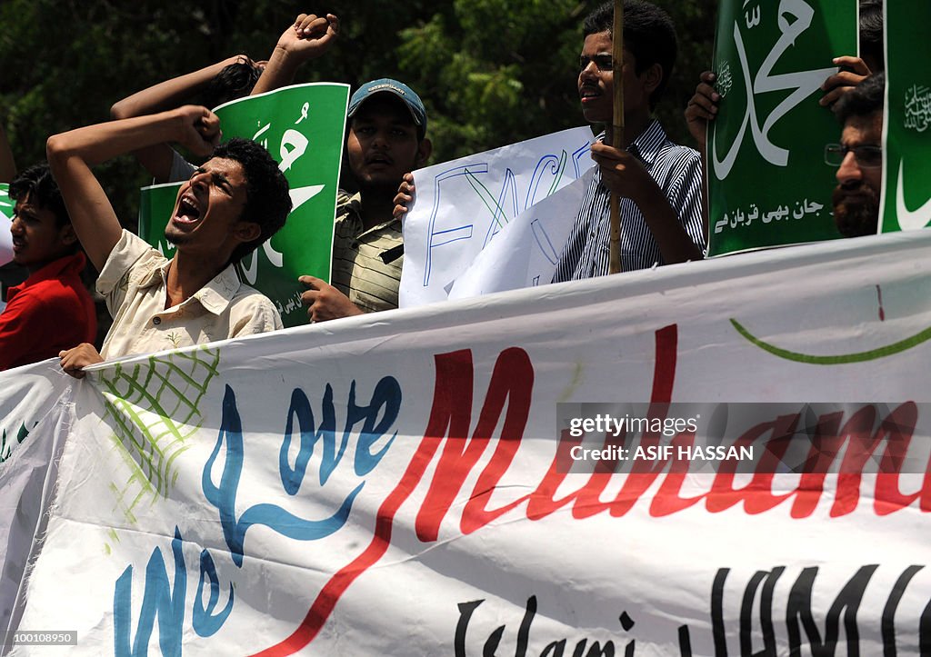 Pakistani Islamists shout slogans during