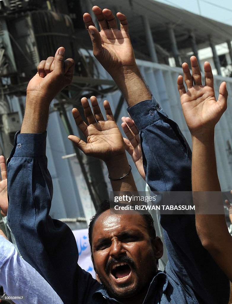 Pakistani Islamists shout slogans during