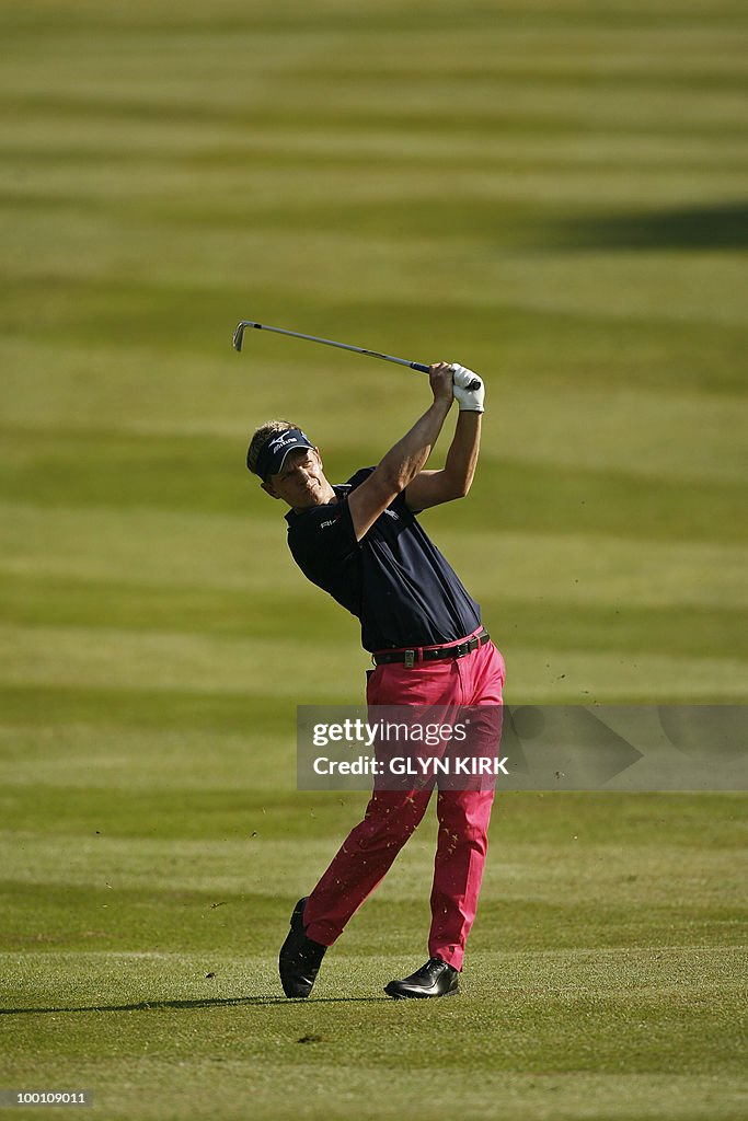 English golfer Luke Donald plays his app