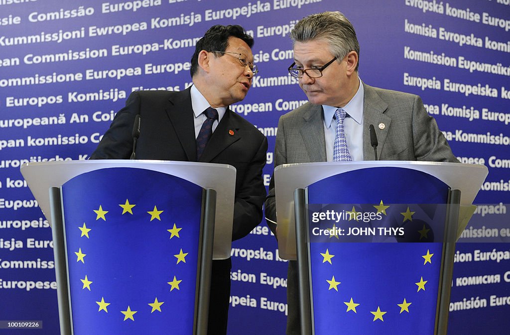 EU Trade commissioner Karel De Gucht (R)