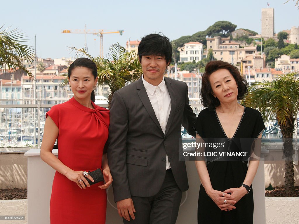 South Korean actress Ye Jiwon (L), South