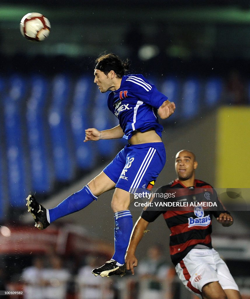 Brazilian Flamengo's Adriano (R) vies fo