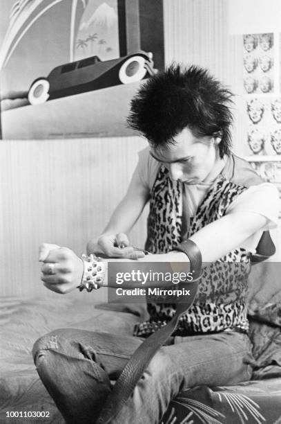 Sid Vicious, bassist and vocalist with punk rock band the Sex Pistols, injects himself with heroin, Circa 1978. Sid Vicious died of a drugs overdose...