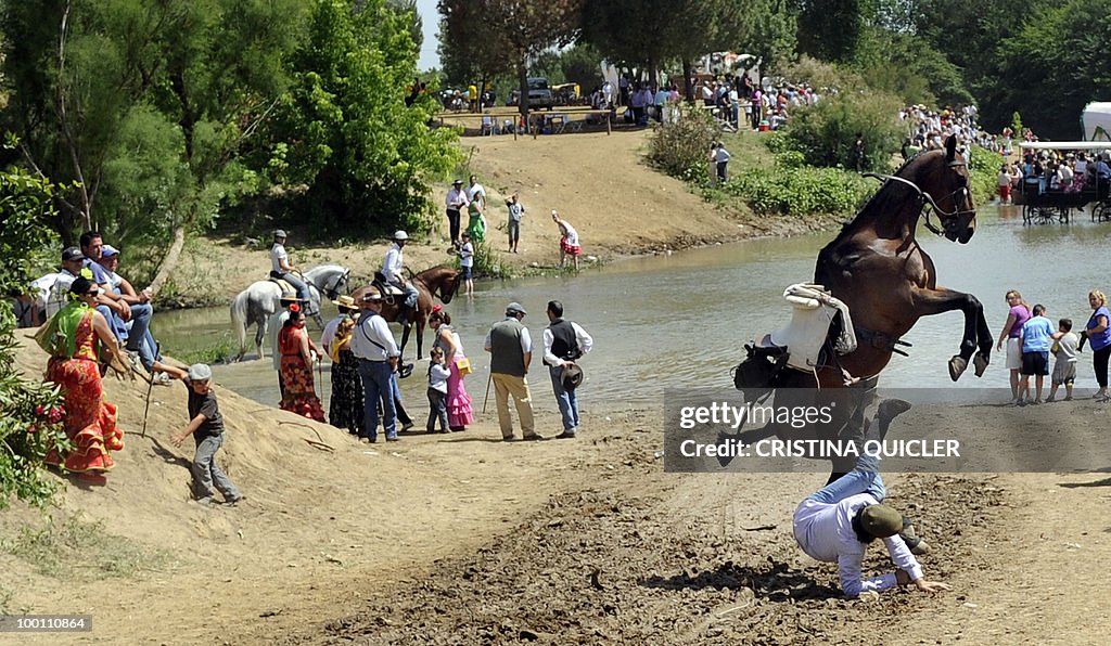 A pilgrim falls off his horse after losi