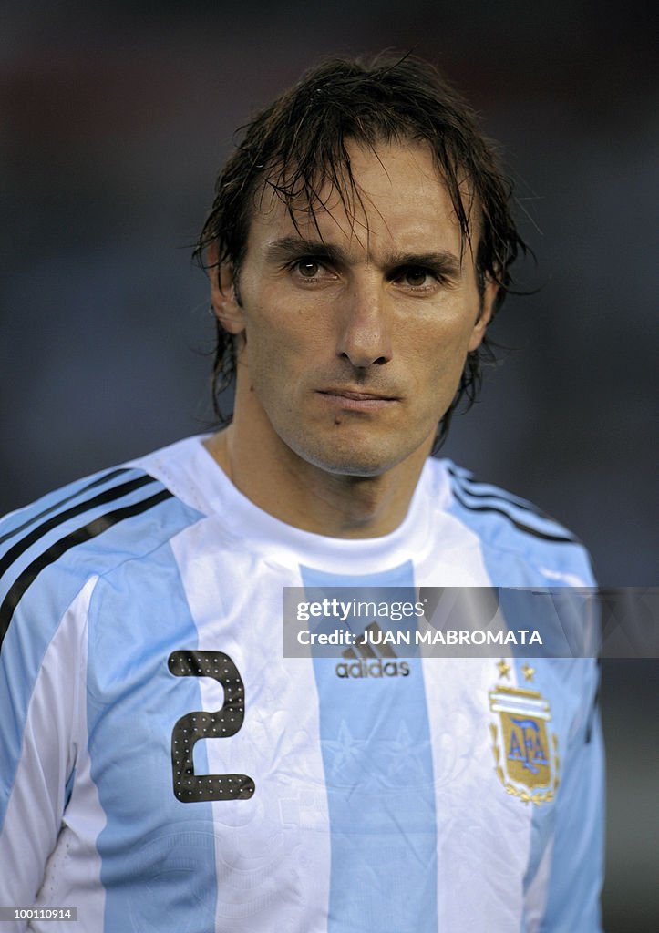 Argentina's defender Rolando Schiavi loo