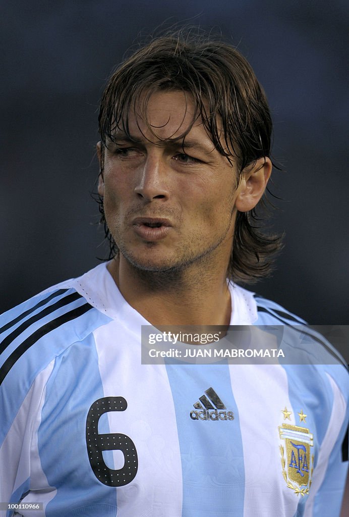 Argentina's defender Gabriel Heinze gest