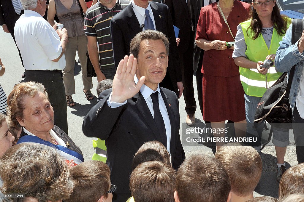 French President Nicolas Sarkozy (C) wav