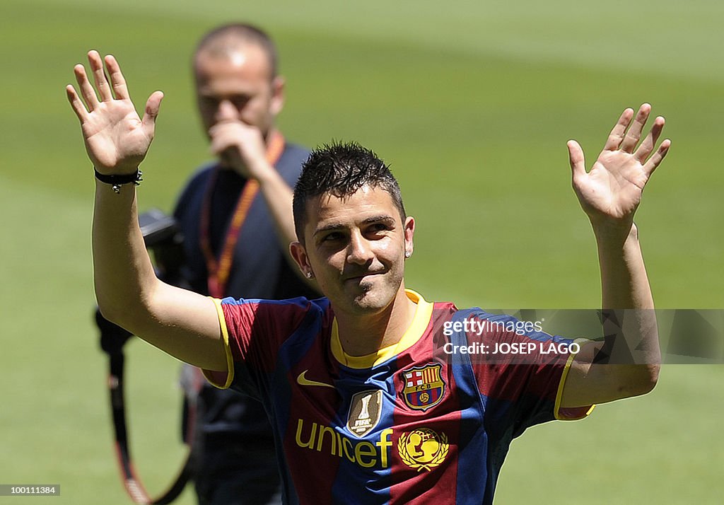 Barcelona's new signing David Villa wave