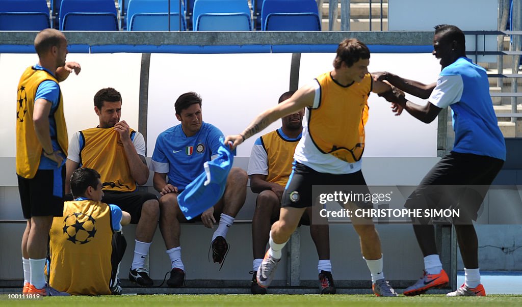 Inter Milan's Javier Zanetti (3rd L) wat