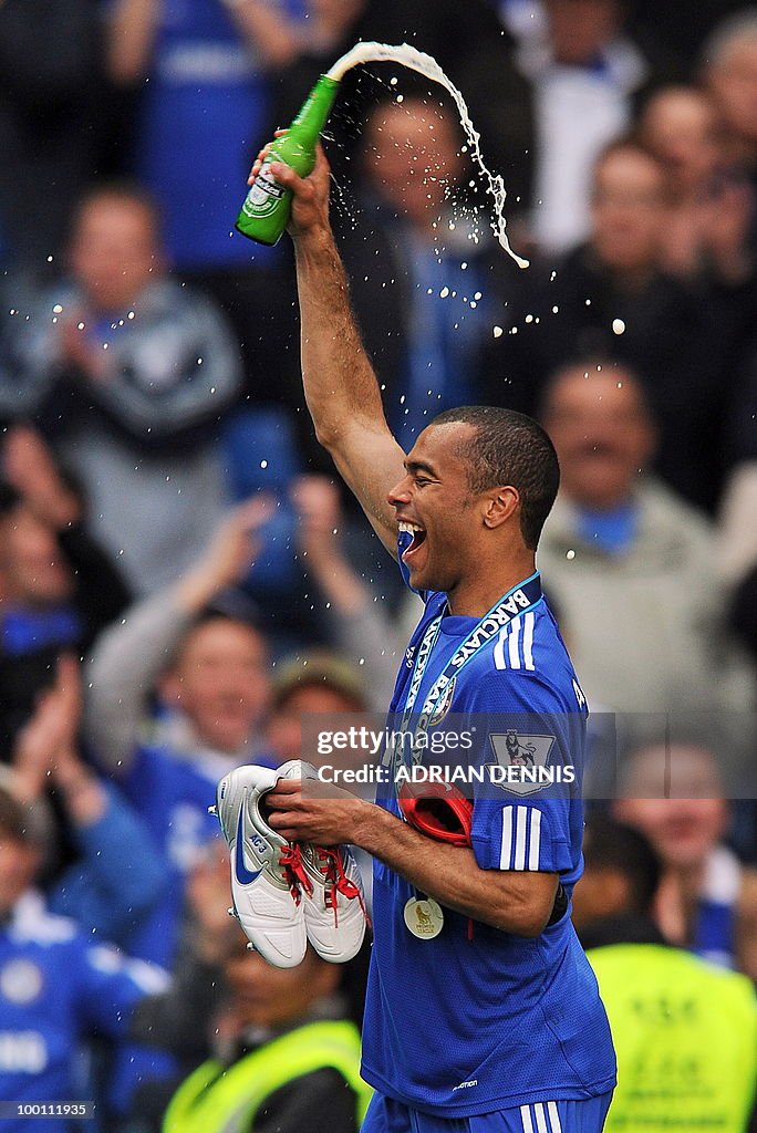 Chelsea's Ashley Cole celebrate with a b
