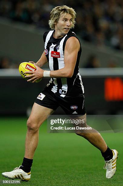 Dale Thomas of the Magpies marks the ball during the round nine AFL match between the Collingwood Magpies and the Geelong Cats at Melbourne Cricket...