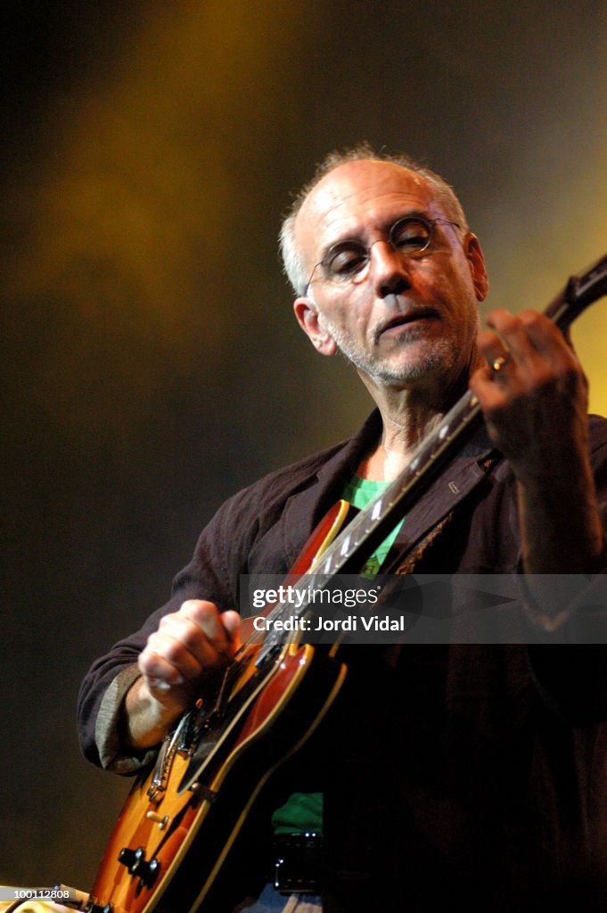 Larry Carlton Performs In Barcelona