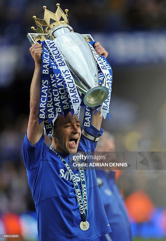 Chelsea captain John Terry celebrates wi