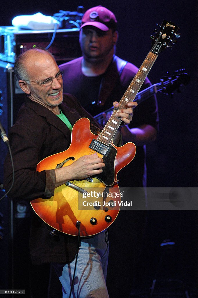 Larry Carlton Performs In Barcelona