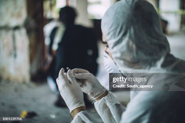 kriminalteknik samla bevis på brottsplats - renrumsdräkt bildbanksfoton och bilder