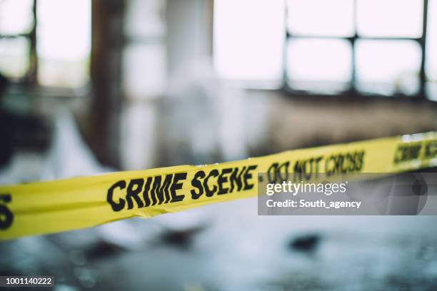 cordon ruban sur une scène de crime - crime scene photos et images de collection