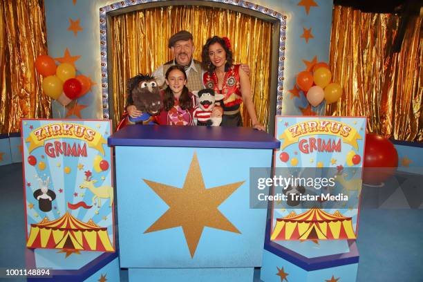 German actor Dietmar Baer with the figures 'Wolle' and 'Pferd', German actress Mavi Bosse and German actress Dorka Gryllus during the 'Alarm im...