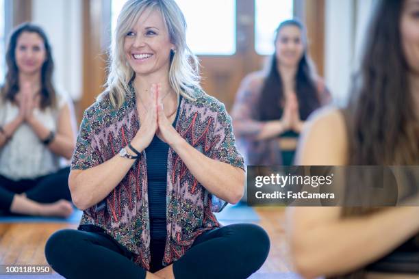 meditation-klasse - women prayer stock-fotos und bilder