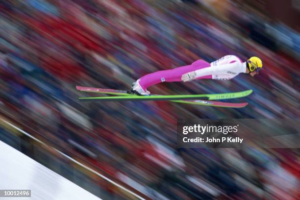 ski jumper in midair - tremplin photos et images de collection