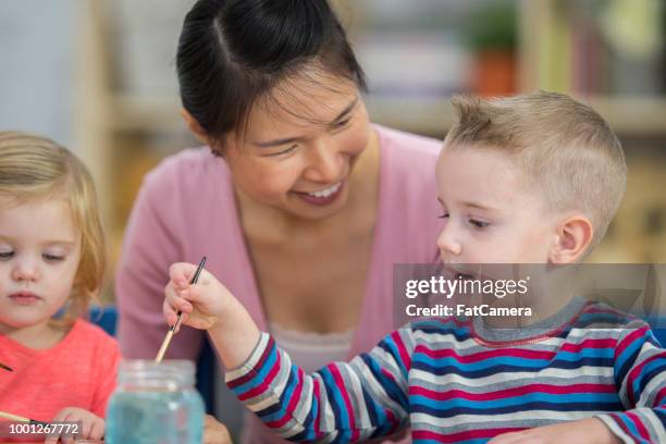 pintura primaria - toodler fotografías e imágenes de stock