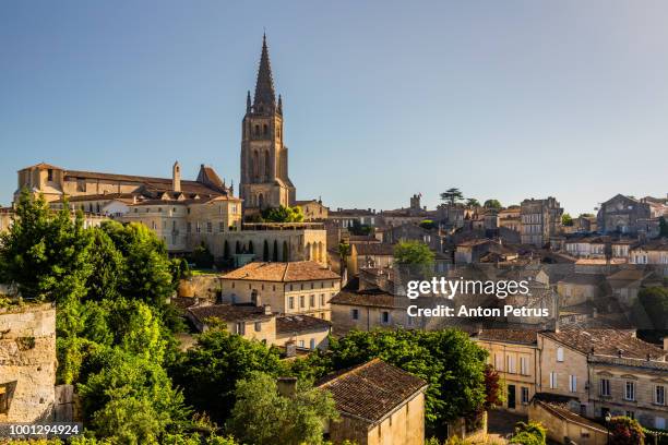 saint-emilion monolithic church and old town. bordeaux, france - bordeaux stock-fotos und bilder