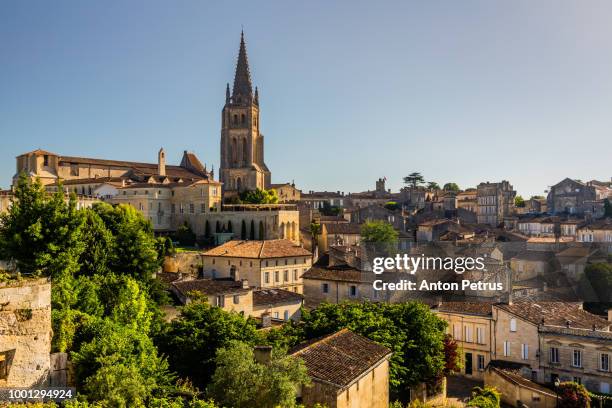 saint-emilion monolithic church and old town. bordeaux, france - gironde stockfoto's en -beelden