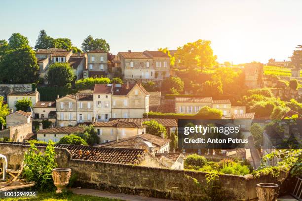 saint emilion at sunrise. bordeaux, france - napa californie photos et images de collection