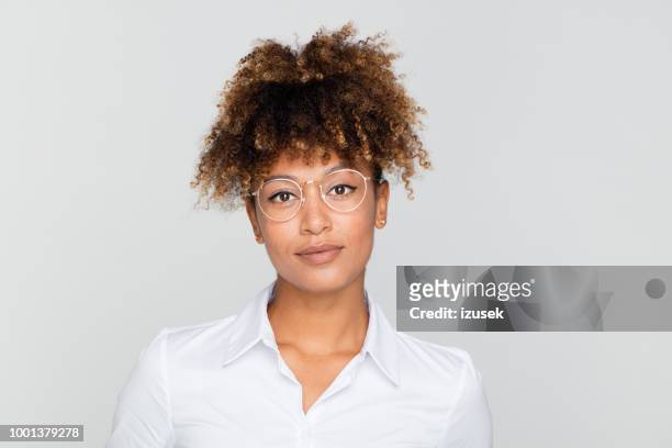 porträt von freundlichen afro amercian geschäftsfrau - afro hairstyle stock-fotos und bilder