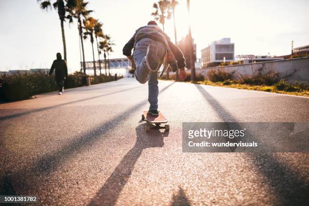 adolescente legal andar de skate no parque urbano como um hobby - free skate - fotografias e filmes do acervo