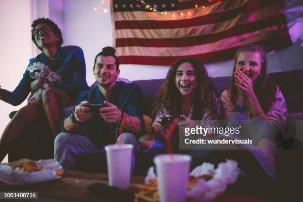 multi-ethnischen jugendliche fastfood und spielen von videospielen - college dorm party stock-fotos und bilder