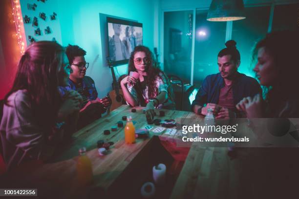 multi-ethnischen hipster freunden pokern zu hause - college dorm party stock-fotos und bilder