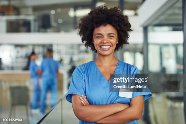 manteniéndole en el cuidado de expertos - vestimenta de hospital fotografías e imágenes de stock